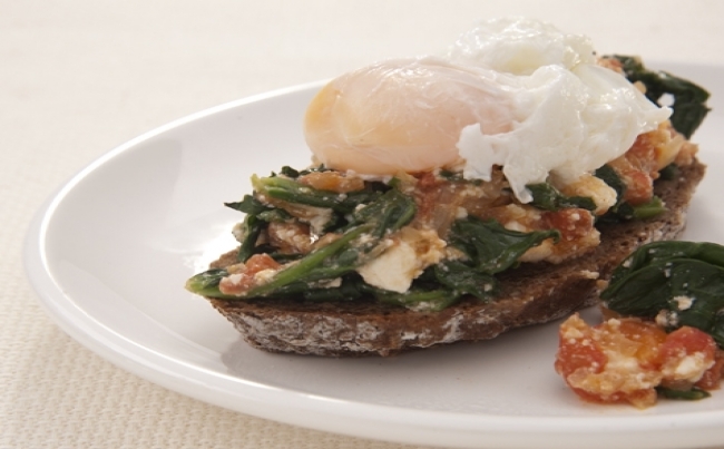 Huevos a la florentina con salsa de tomate